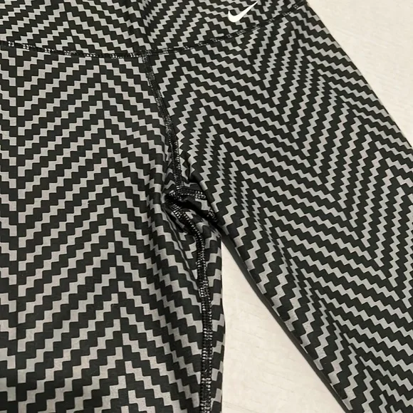Nike Dri Fit Gray & Black Patterned Cropped Leggings XS - Picture 4 of 8